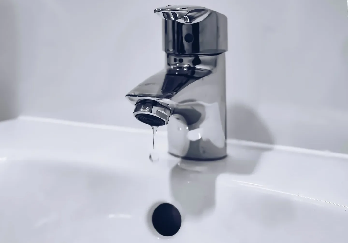 A faucet that is sitting on the edge of a sink.